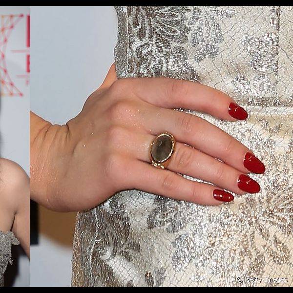 Durante o MTV EMA 2012 a cantora usou a mesma cor de vermelho nos lábios e unhas para dar um toque fashion ao visual